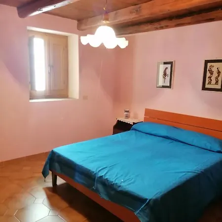 Tzia Mena Genoni